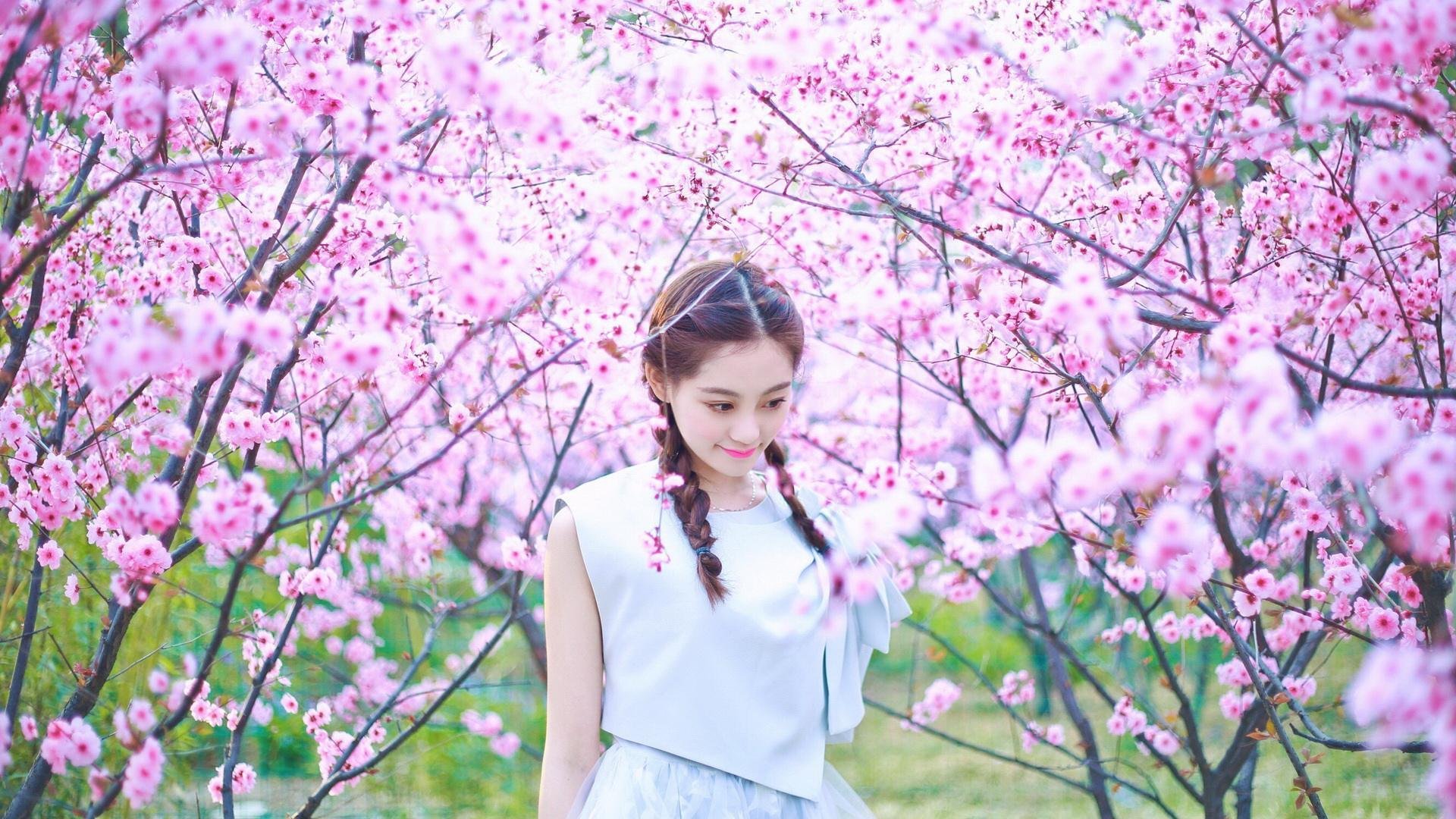 爱游戏官方-车迷热议：哪个车手的表现最值得期待？，最好的车手