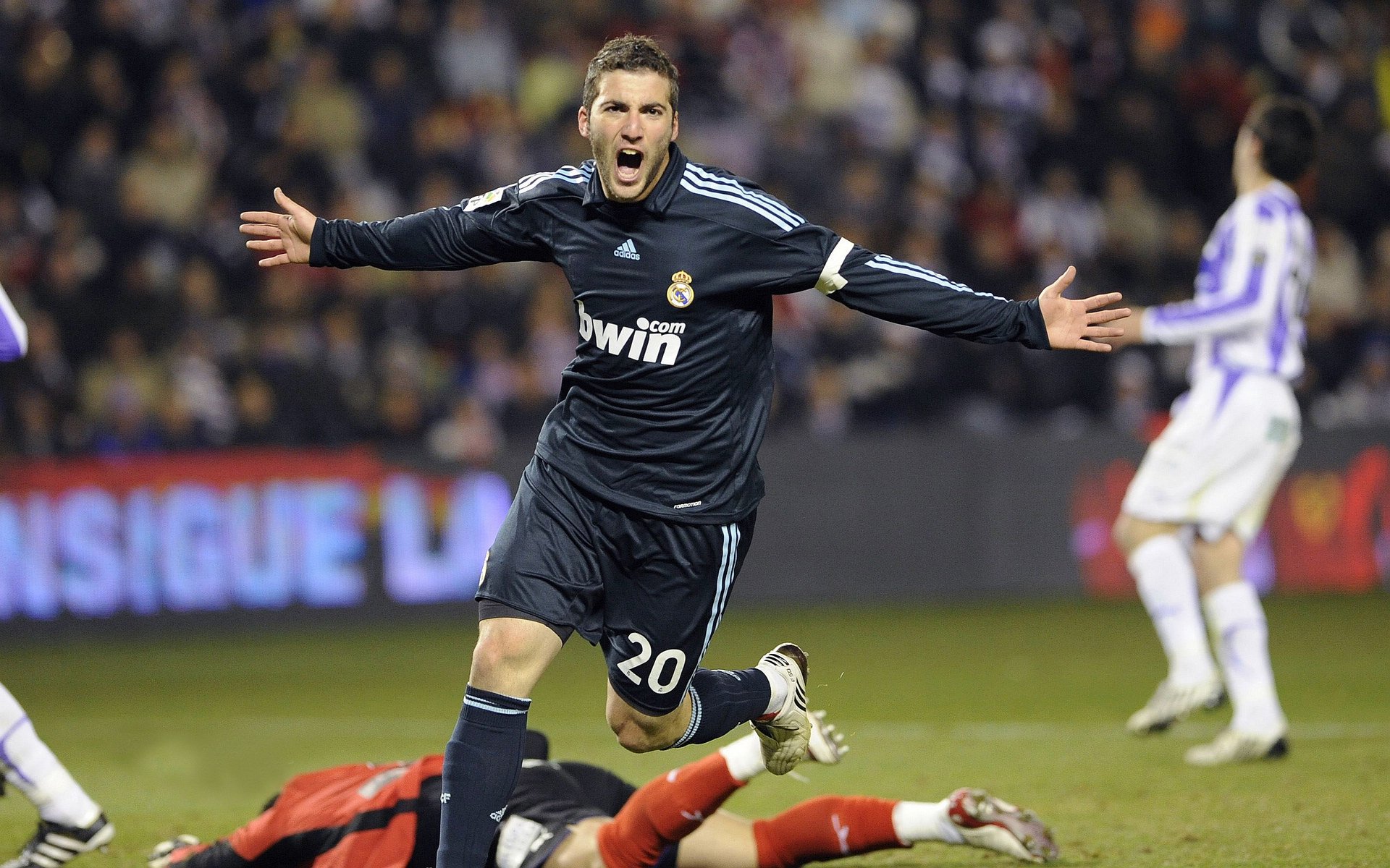 利雅得新月锋线火力无人能挡,利雅得新月主帅